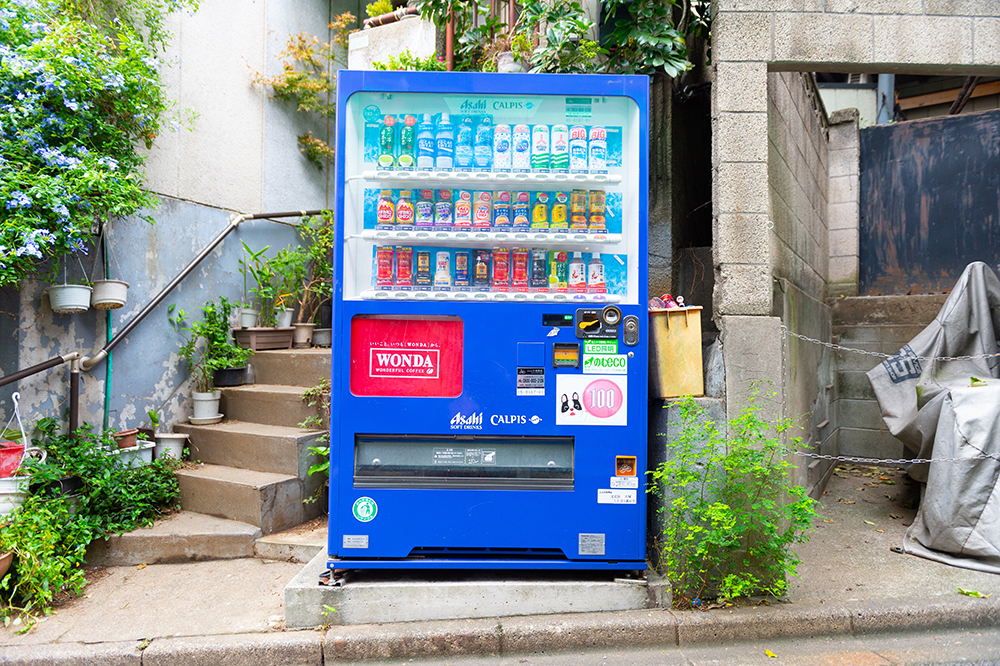 自動販売機の近く